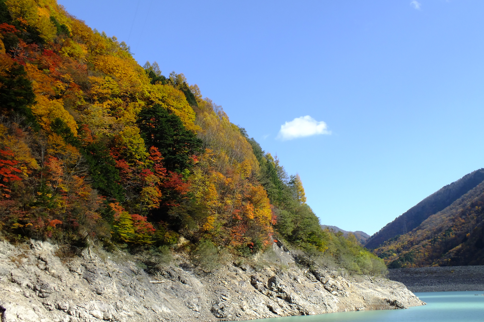 七倉ダムの湖畔