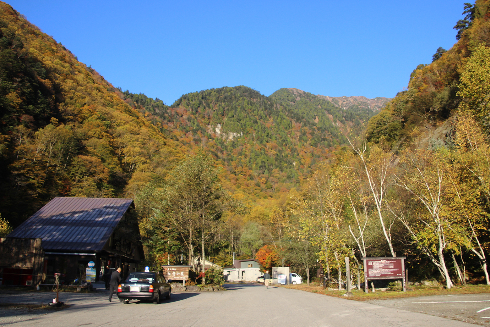 七倉山荘前の駐車場
