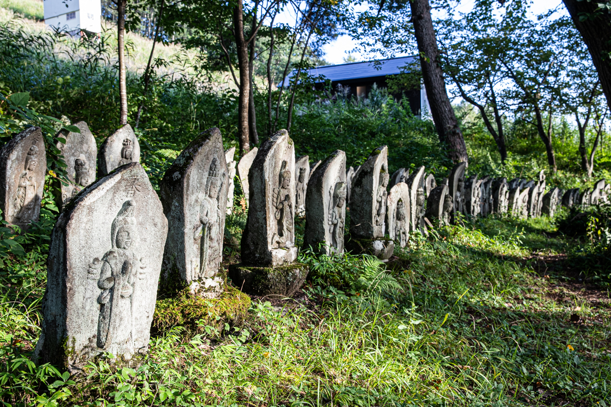 美しい風景を眺める前山百体観音