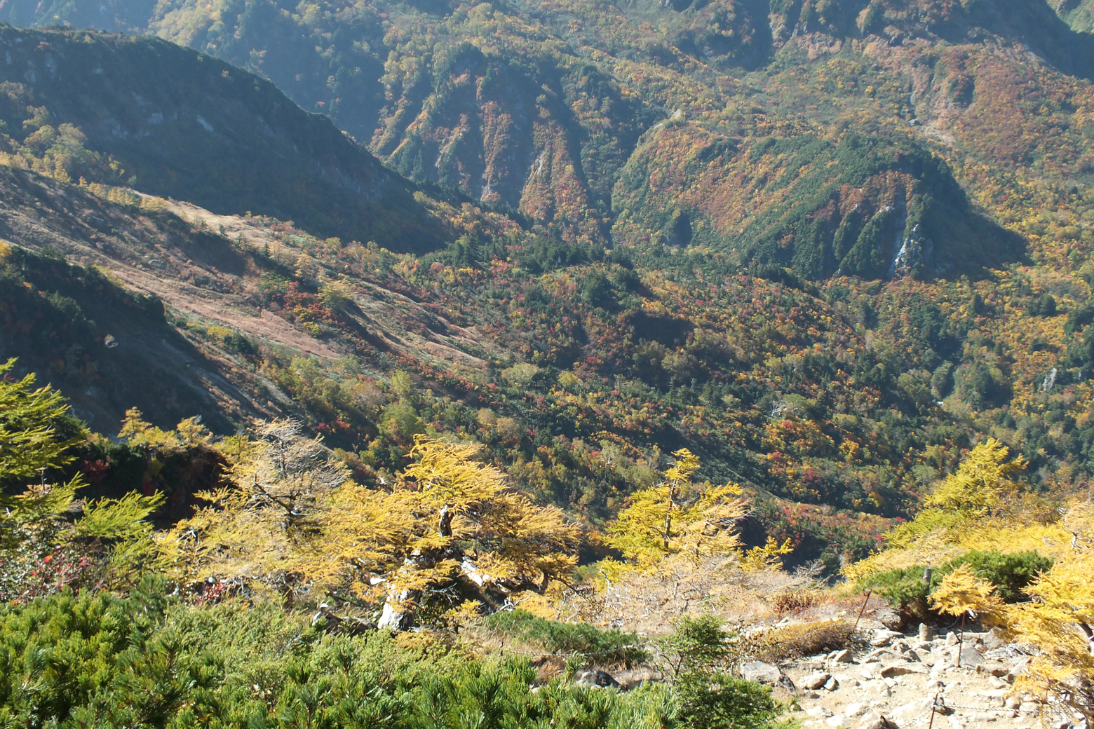 遠くに見える鉱山道