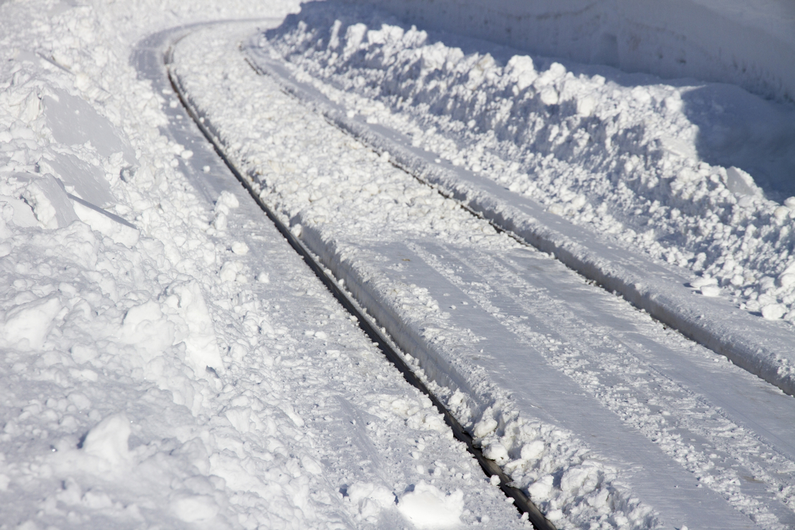細い道は除雪されていないことも
