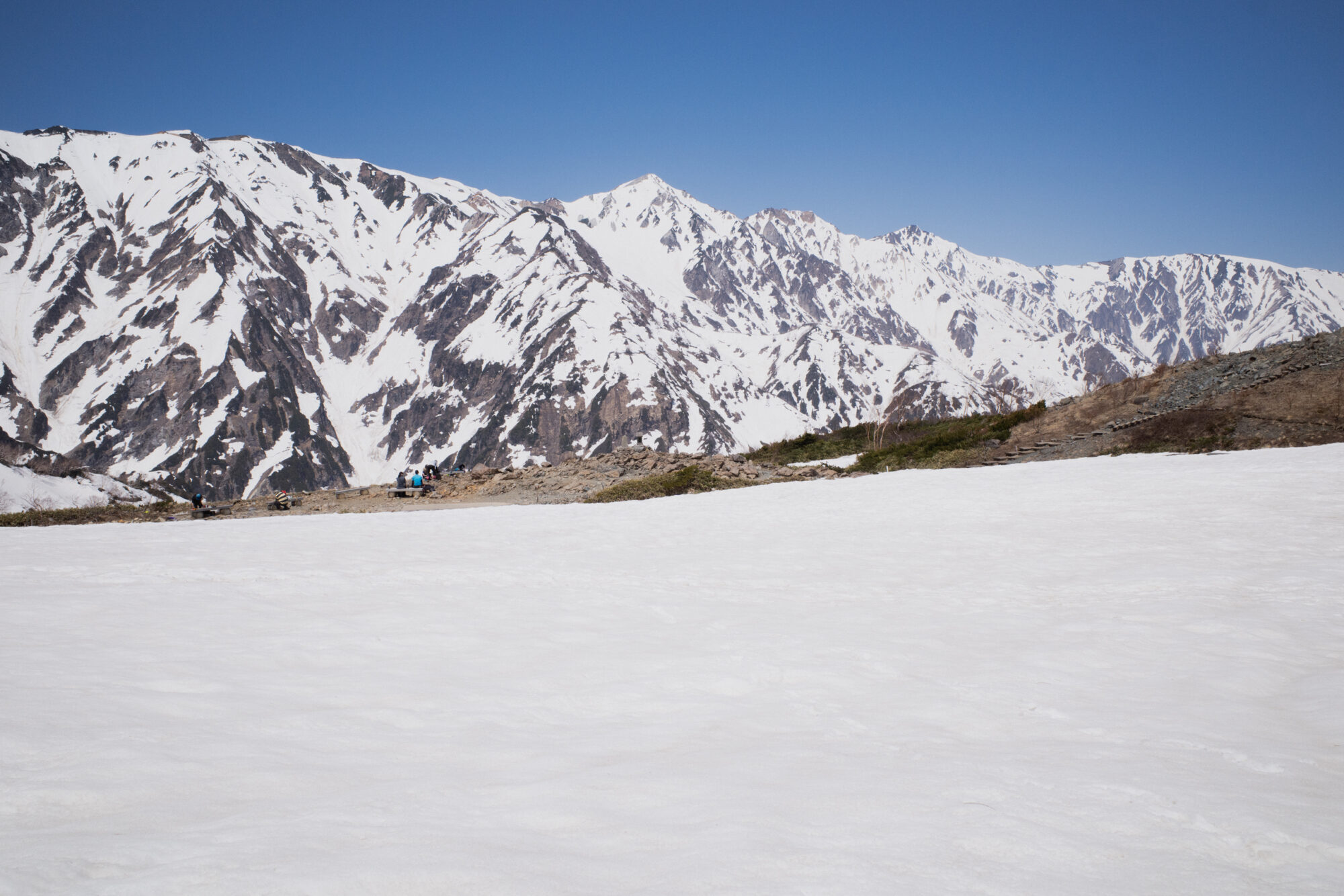 5月上旬頃撮影。雪に埋もれた八方池の上から。