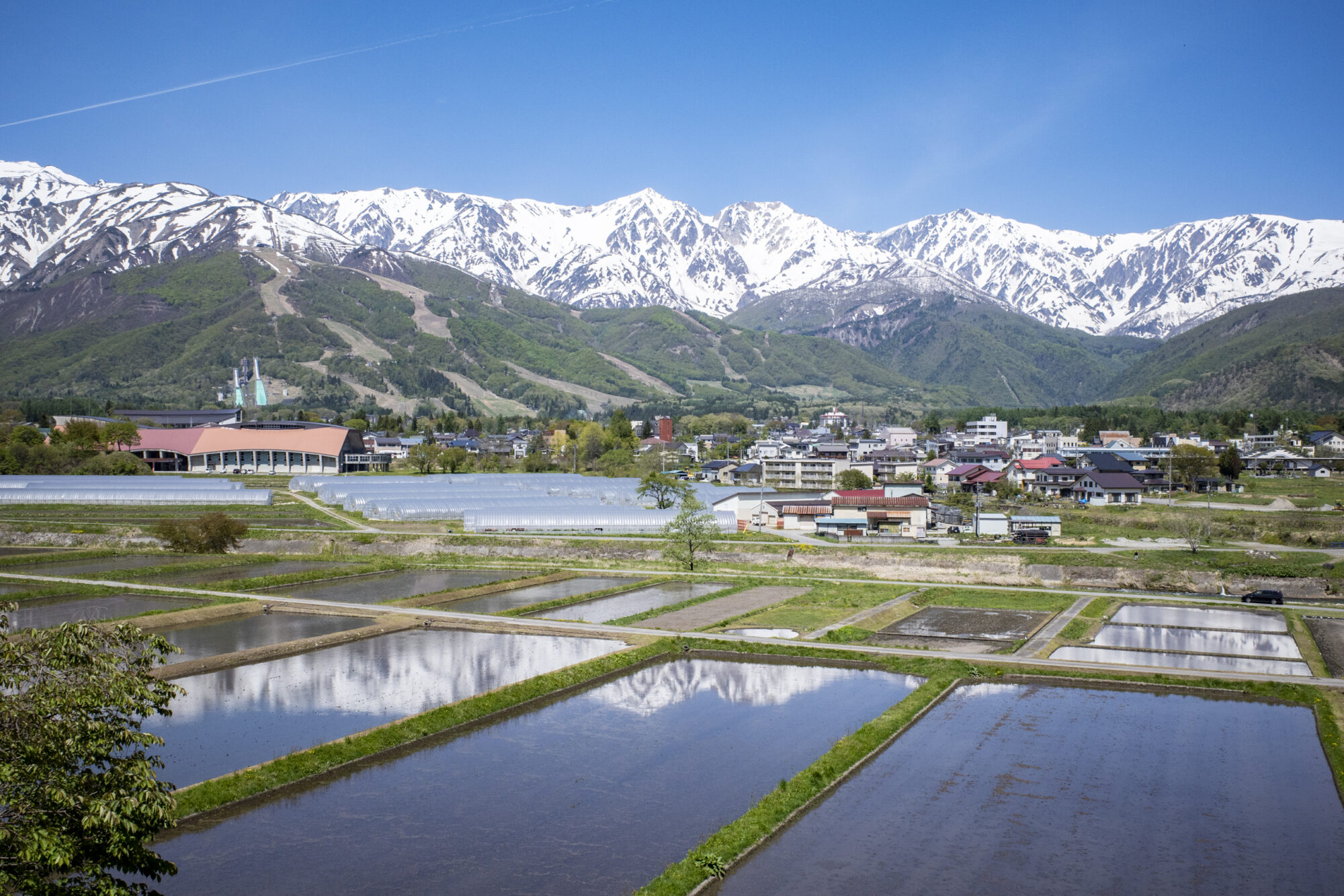 白馬村は、北アルプスの雄大な山々の麓に位置する自然豊かな山岳リゾート