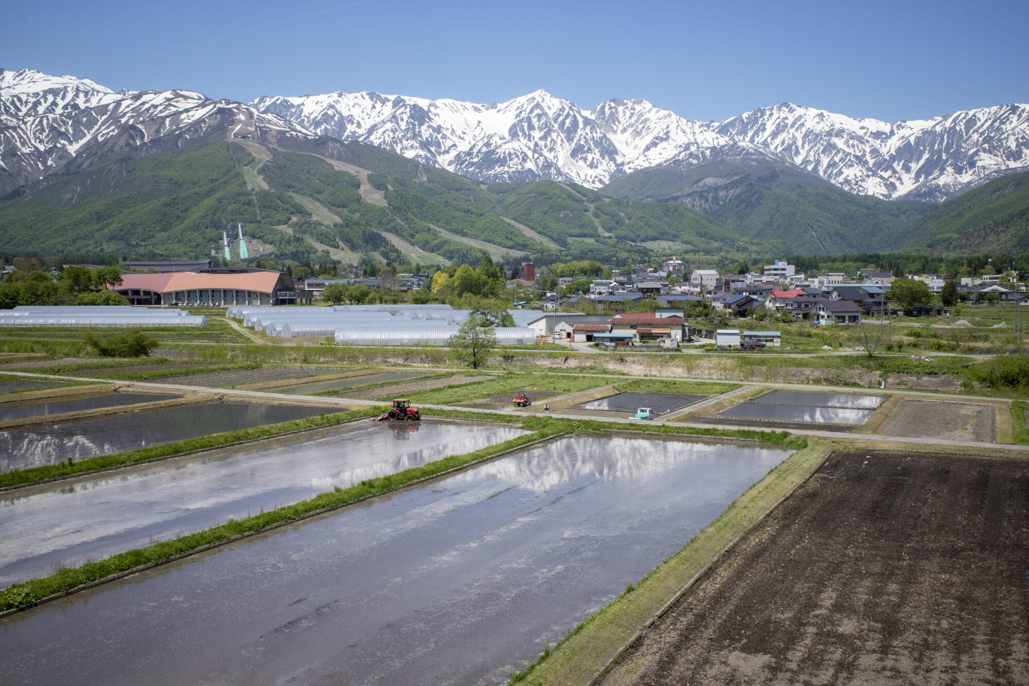 北アルプスの雄大な山々の麓に位置する自然豊かな山岳リゾート「白馬村」