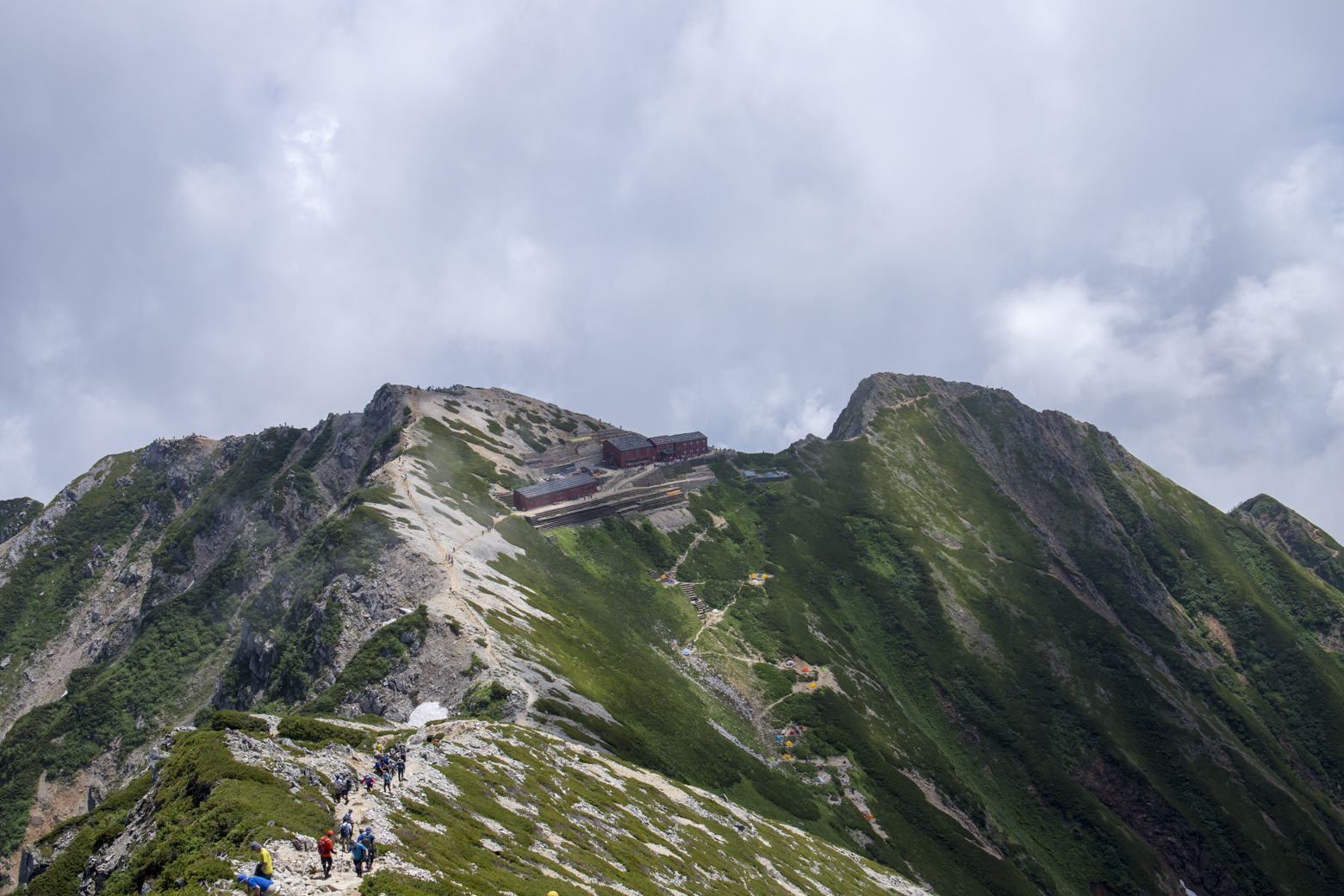 稜線上に建つ唐松岳頂上山荘は、まさに「天空の山小屋」