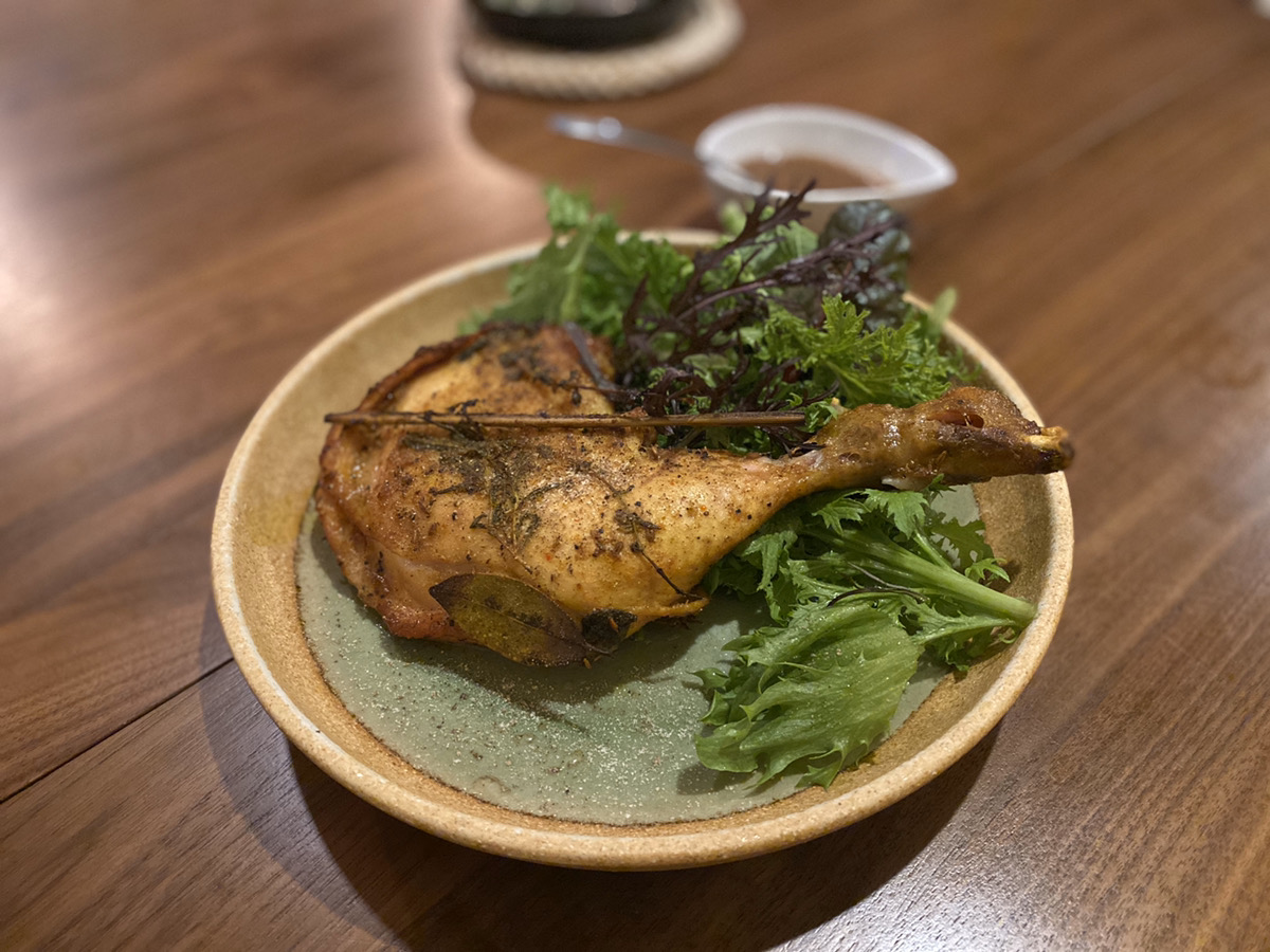 骨付き鶏もも肉のスパイシーコンフィ(1,200円)
