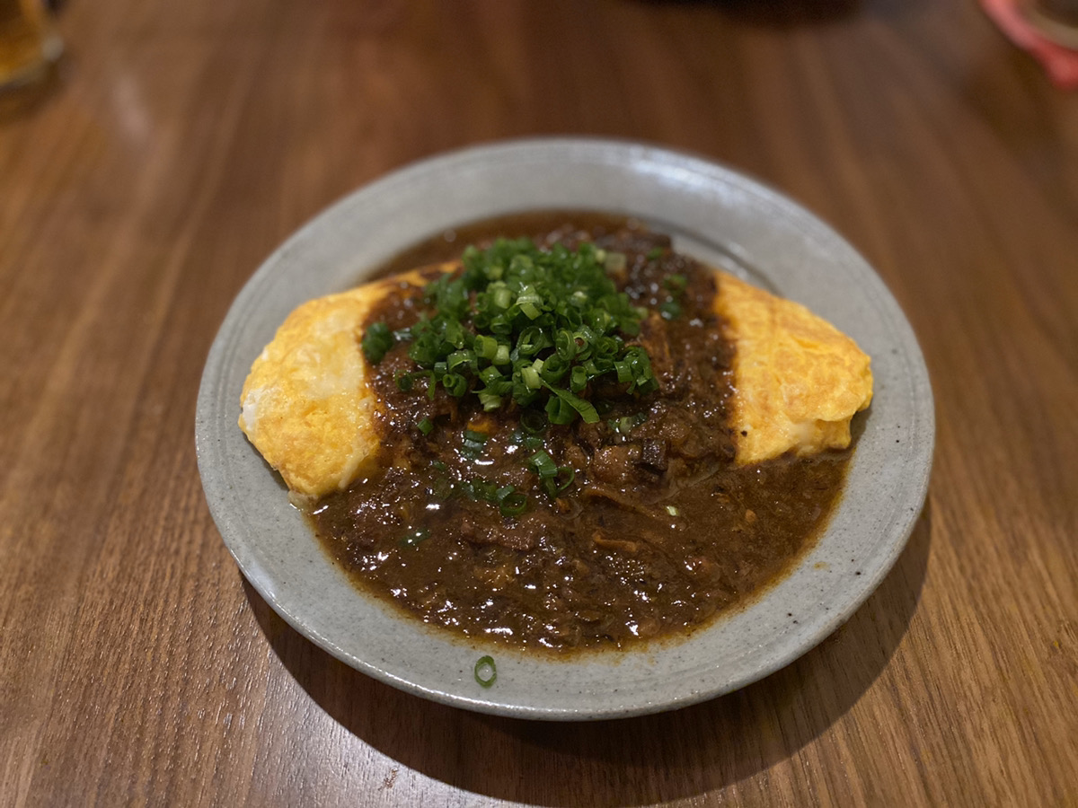 牛すじカレーのふわとろオムレツ(850円)