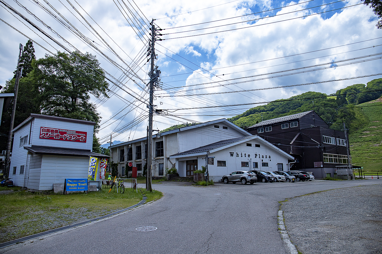 スキー場の端に沿って歩く