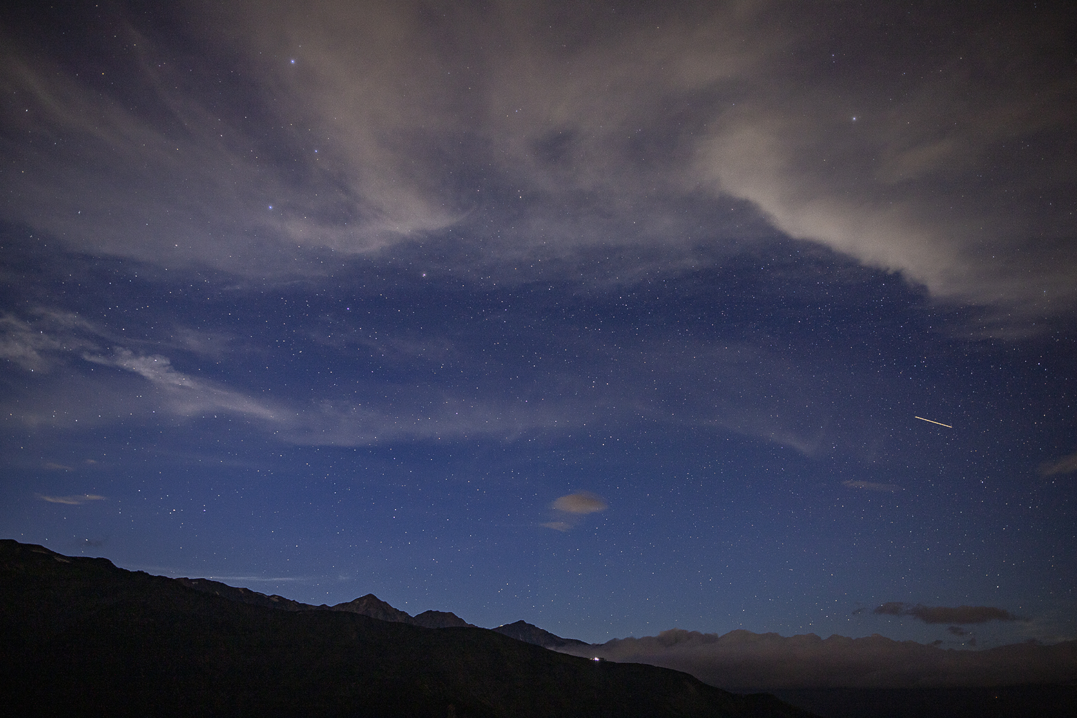 夜空に浮かぶ白馬三山