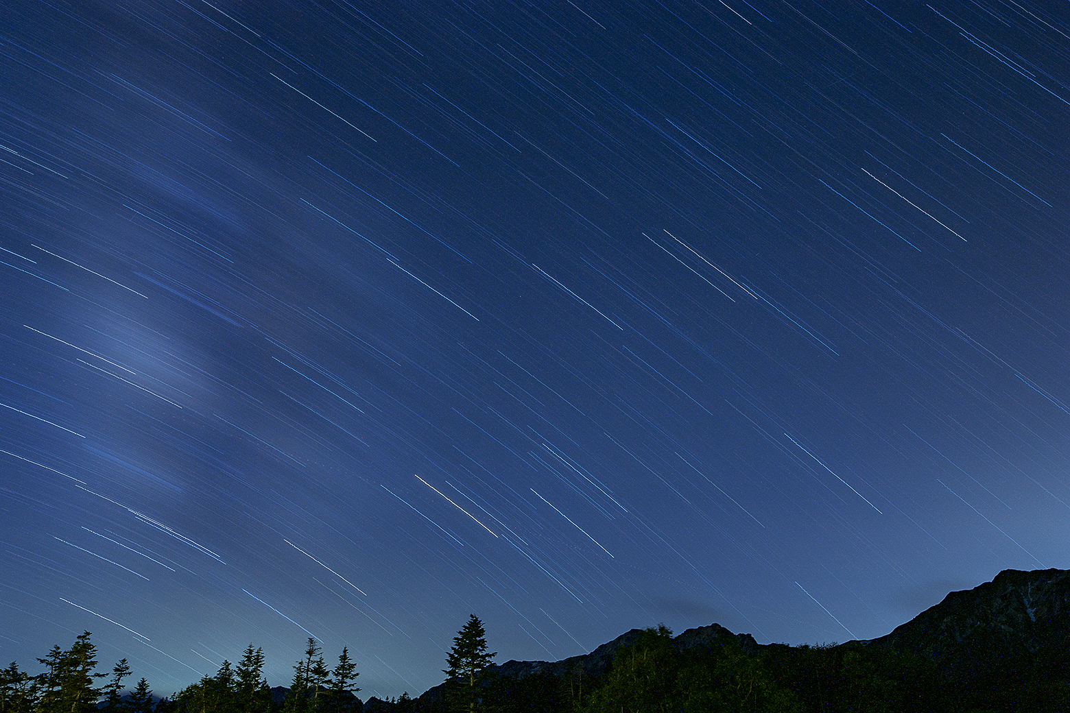 白馬三山に降り注ぐ星