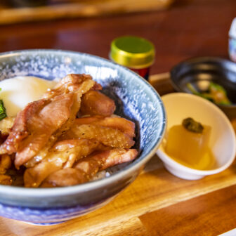 信州黄金シャモの焼鶏丼