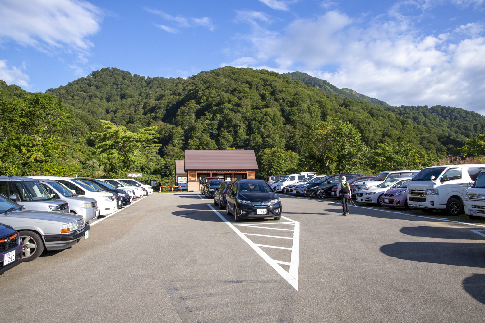 登山口前の駐車場