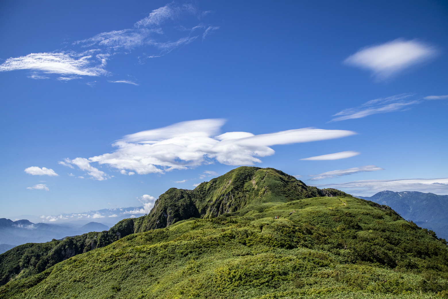 笹平から見る雨飾山