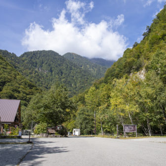 七倉山荘前の駐車場