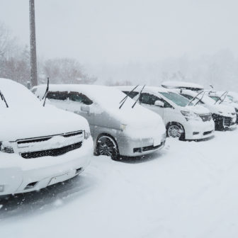 雪が積もったクルマ