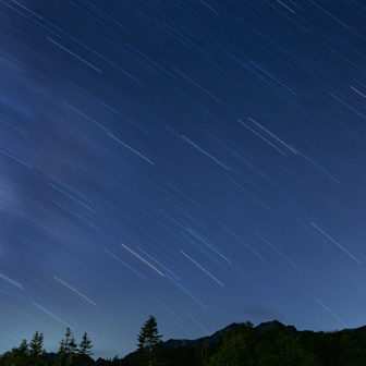 白馬三山に降り注ぐ星