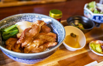 信州黄金シャモの焼鶏丼